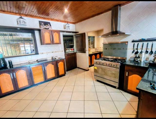 6 BEDROOM HOUSE FOR SALE IN ROOIHUISKRAAL